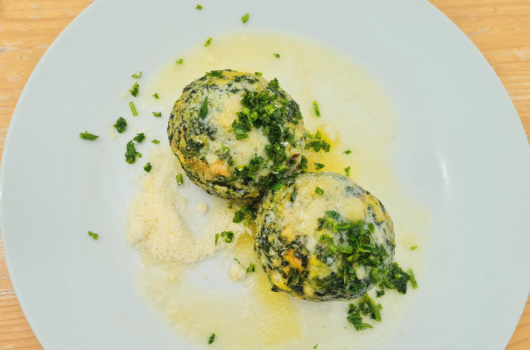 Baerlauchknoedel-mit-butter-auf-Holztisch