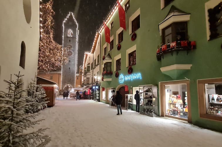 Sterzing-bei-Winter-Altstadt-Zentrum-Mair-Mair-Zwoelferturm